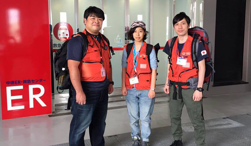 熊本震災の災害医療に出発する薬剤師（写真中央）